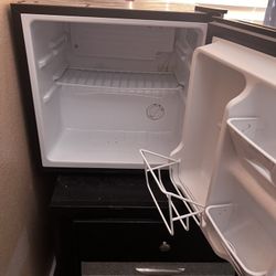 Element Mini Fridge 