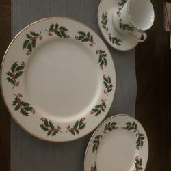 CHRISTMAS CHINA SERVICE FOR 8
