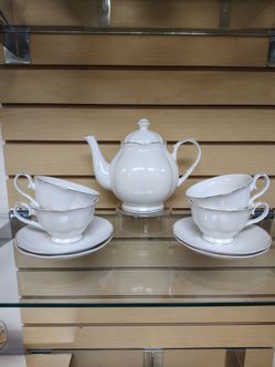 9pc Porcelain Tea / Coffee set ( NEW ) white & gold. Scallop shape. 4 Cups & 4 Saucer. 1 Teapot