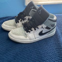 jordan 1 mid SE “ice blue”