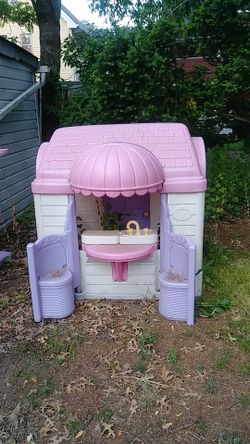 PINK Kids play house and basketball