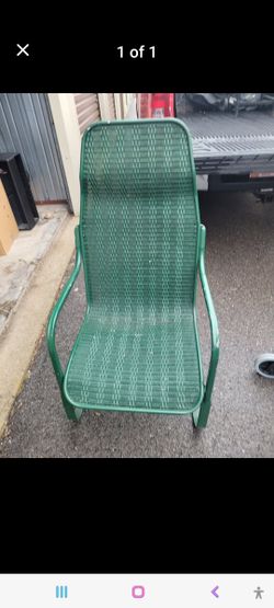 Vintage High back green bouncing porch chair. good condition
Pick up west chester in storage facility