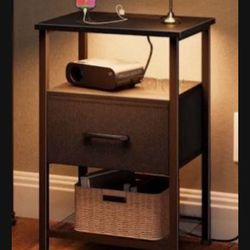 LAKEMID End tables with charging stations