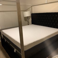 Black canopy king sized bed