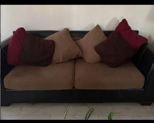 Two-Seater Sofa with Throw Pillows