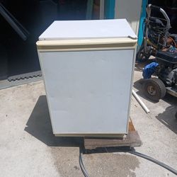 Super Cold Mini Fridge/freezer 