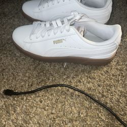 Woman’s Pumas 