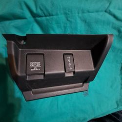 2017 HONDA FIT EX  FRONT LOWER CENTER DASH POWER OUTLET & AUX 
