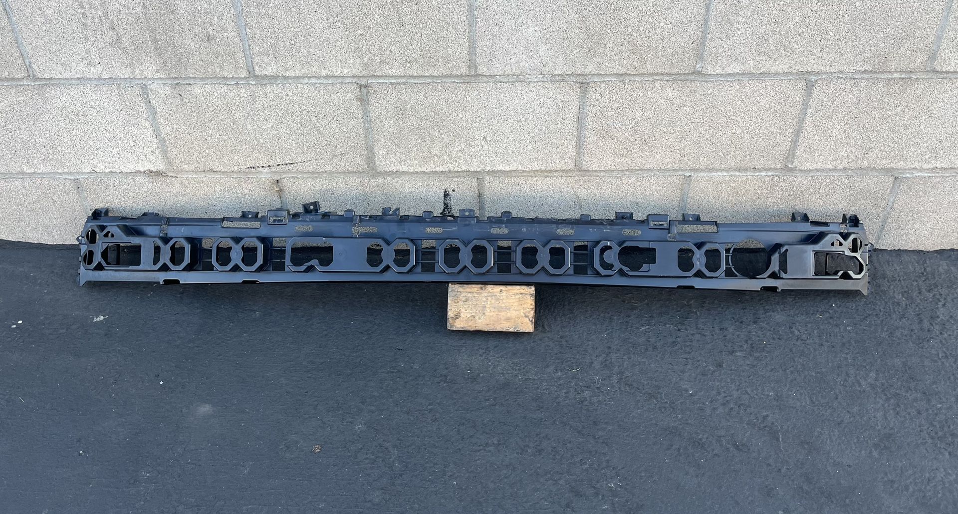 2017-2025 Chrysler Pacifica Voyager Rear bumper Reinforcement  impact energy absorber Oem 