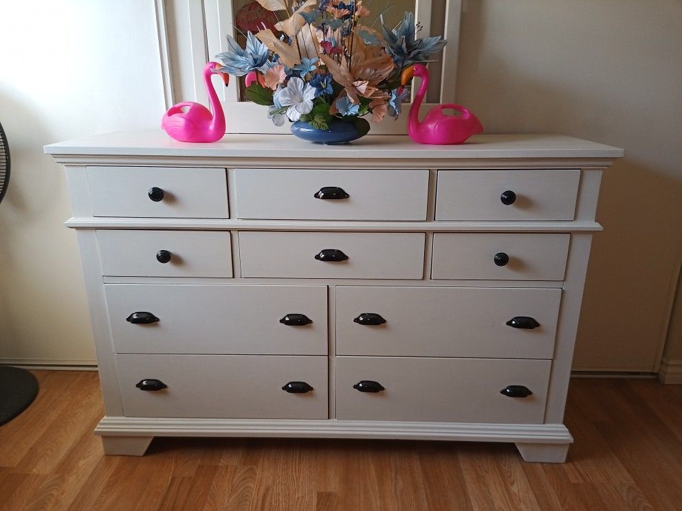 ELEGANT DRESSER WITH MIRROR