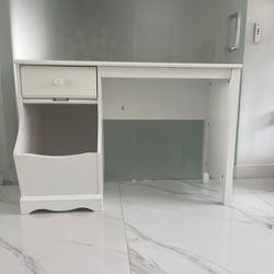 White Desk - Almost New