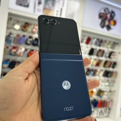 Moto Razr 2024