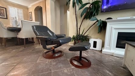 Beautiful and comfortable swivel recliner chair with Ottoman in excellent condition