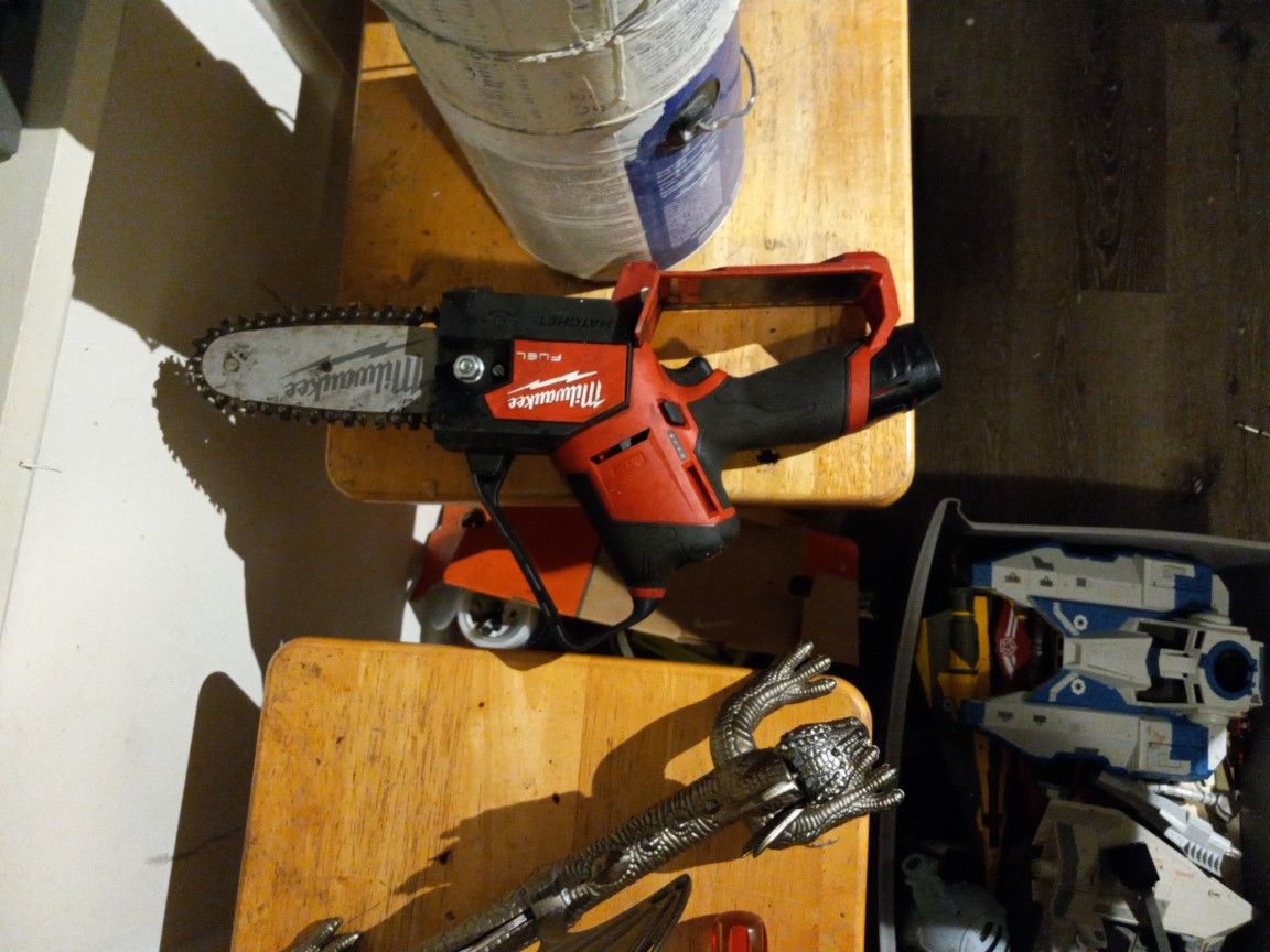 Milwaukee Fuel Mini Chainsaw Works Great Just Needs Battery