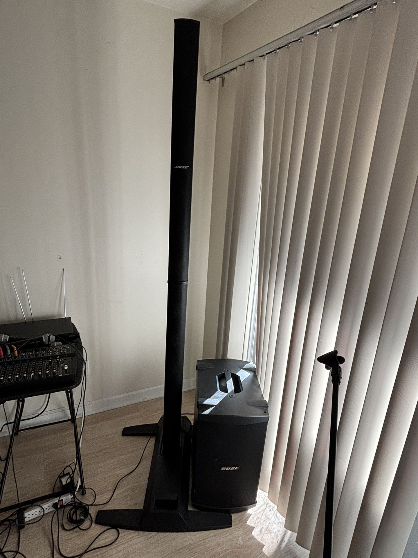 BOSE L1 II PA Speaker System w/NO subwoofer. Mint cond. $1100 obo