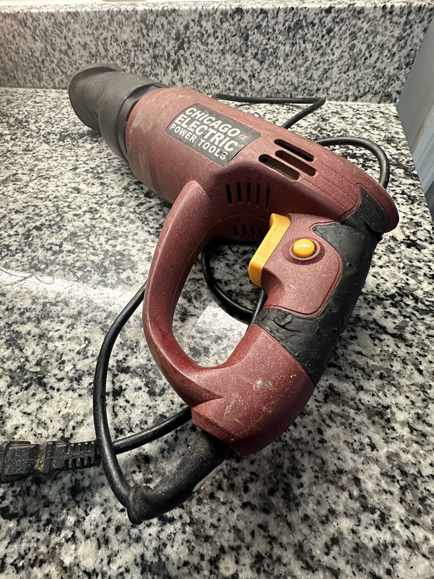 CHICAGO ELECTRIC 6 Amp Heavy Duty Variable Speed Rotating Handle Reciprocating