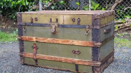 Old antique wooden trunk It's super DUPER vintage