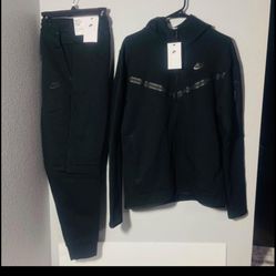 Men’s Size Medium- Whole Set Black Tech Fleece