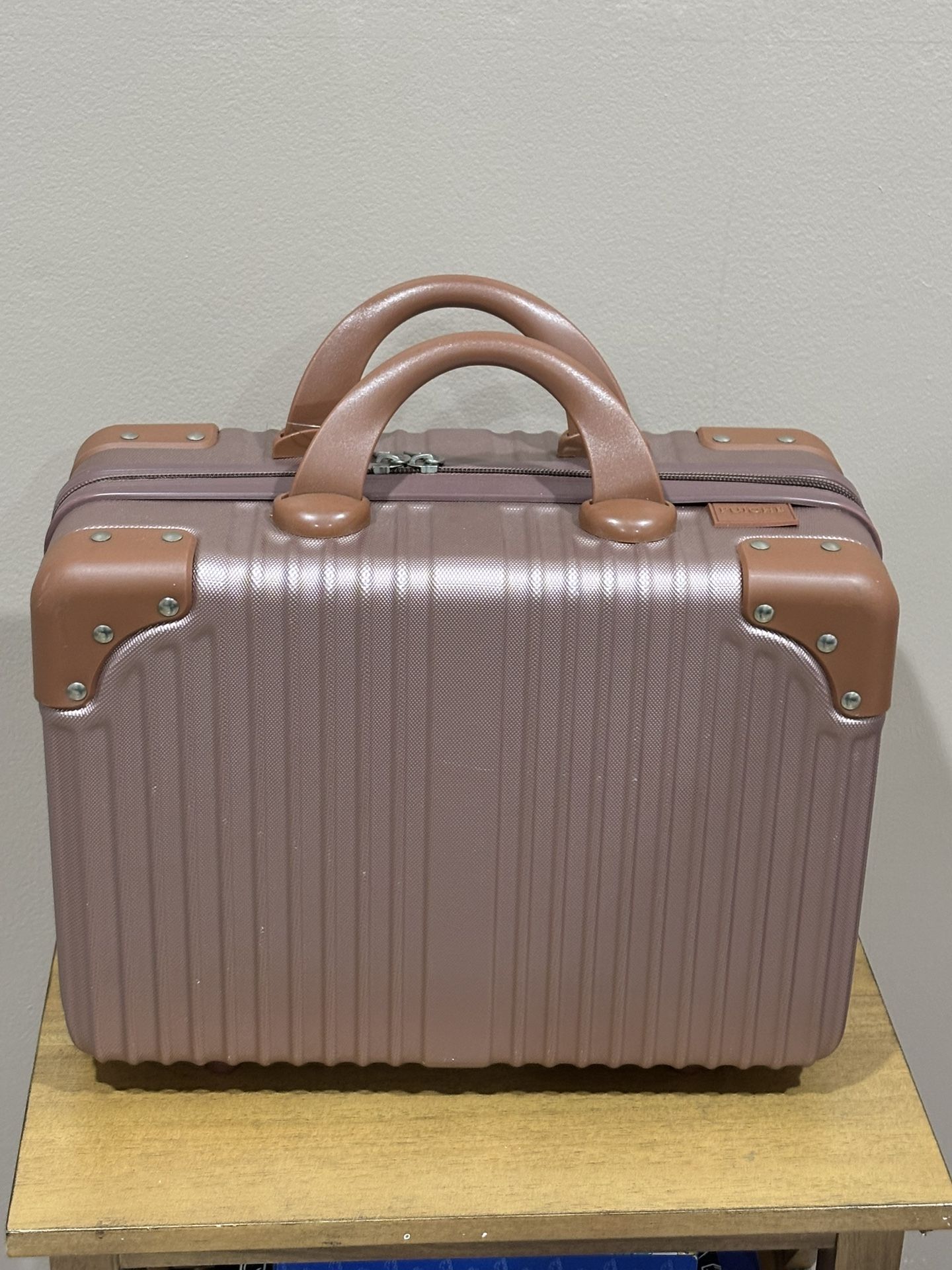 Puíche Carry On Vanity Case In Rose Gold