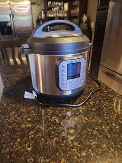 Instant Pot ,  Works Great Is Clean.. Just A Scratch 