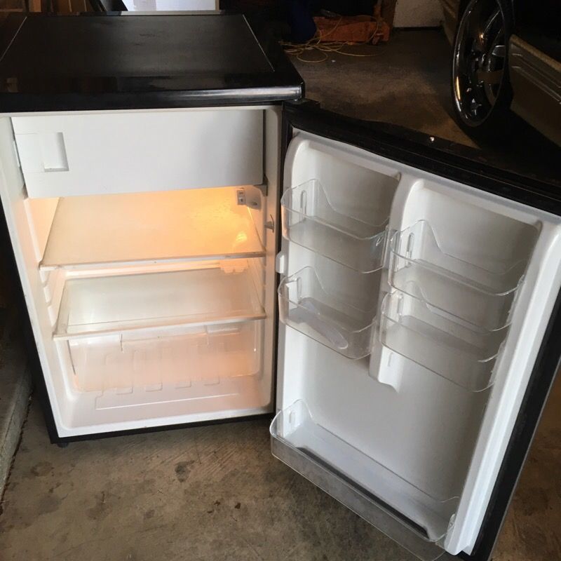 Used nice frigidaire mini fridge