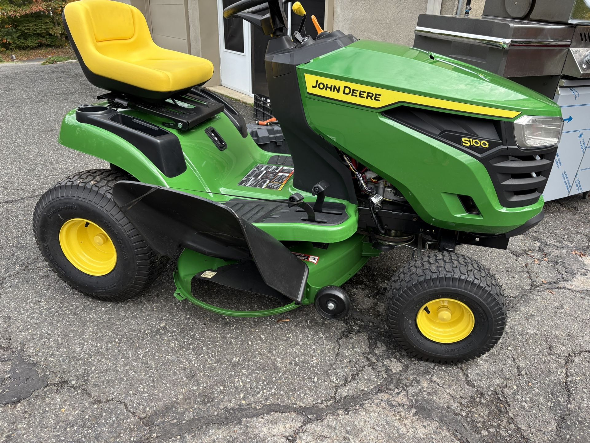 John Deere 42” Ride On Lawn Mower