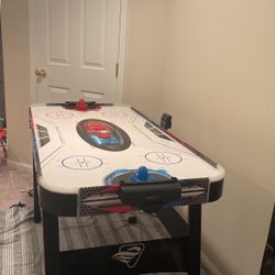 Air hockey table