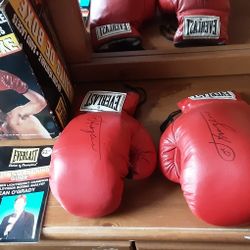 RARE BOXING LEGEND SMOKIN' JOE FRAZIER SIGNED BOXING GLOVES IN ORIGINAL BOX