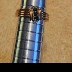 Beautiful goldtone ring with green stones...size 6.5...buy it for $10.00

PICK UP IS IN NORTH CHESTERFIELD OFF JESSUP ROAD 

