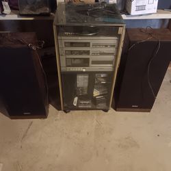 Stero turn table cassette player and am/fm radio