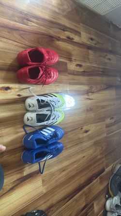 Soccer shoes size 10 ( Nike- adidas)