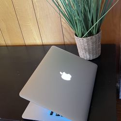 Apple MacBook Air 13” I5/8GB/256GB SSD $180