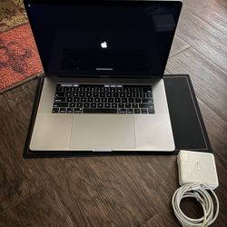 MacBook Pro 💻 15”  (2018)16GB Ram 256GB SSD 4GB GPU READ DESCRIPTION!!👀 PICK UP ONLY NO TRADE 👉FIRM ON PRICE👈 💲225 ONLY CASH 💵 