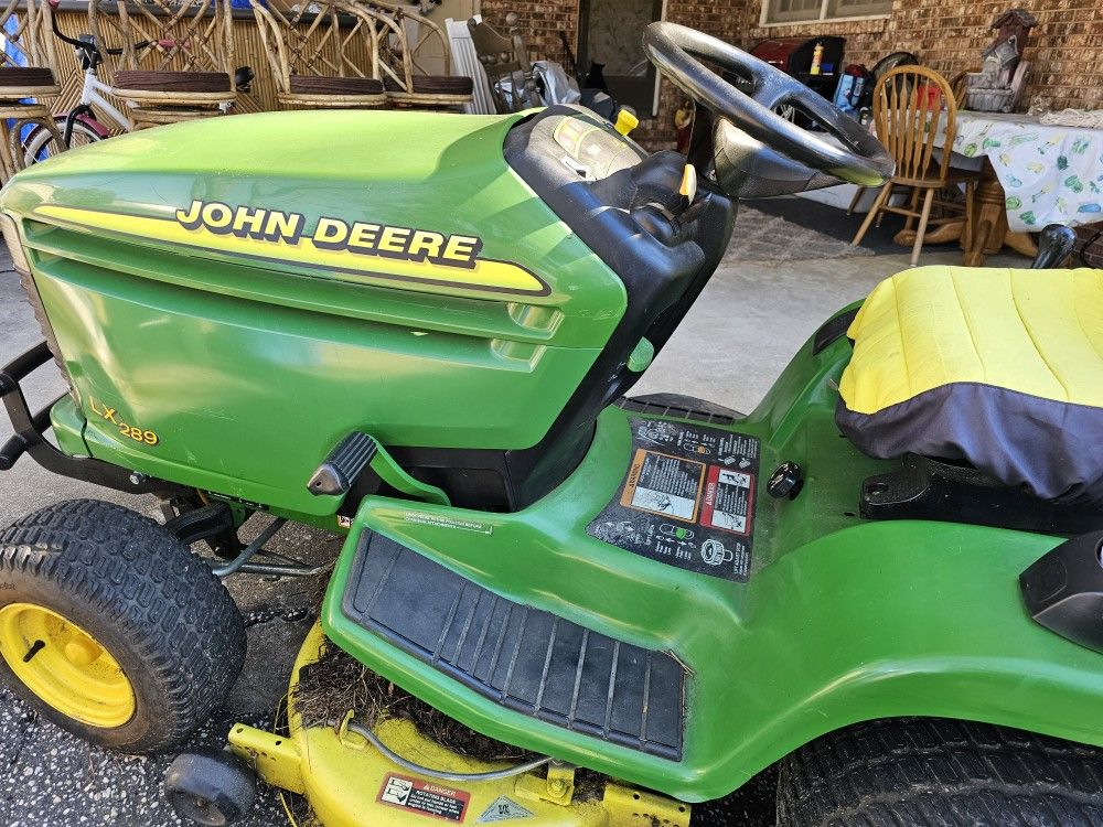JOHN DEAR RIDING Lawn Mower