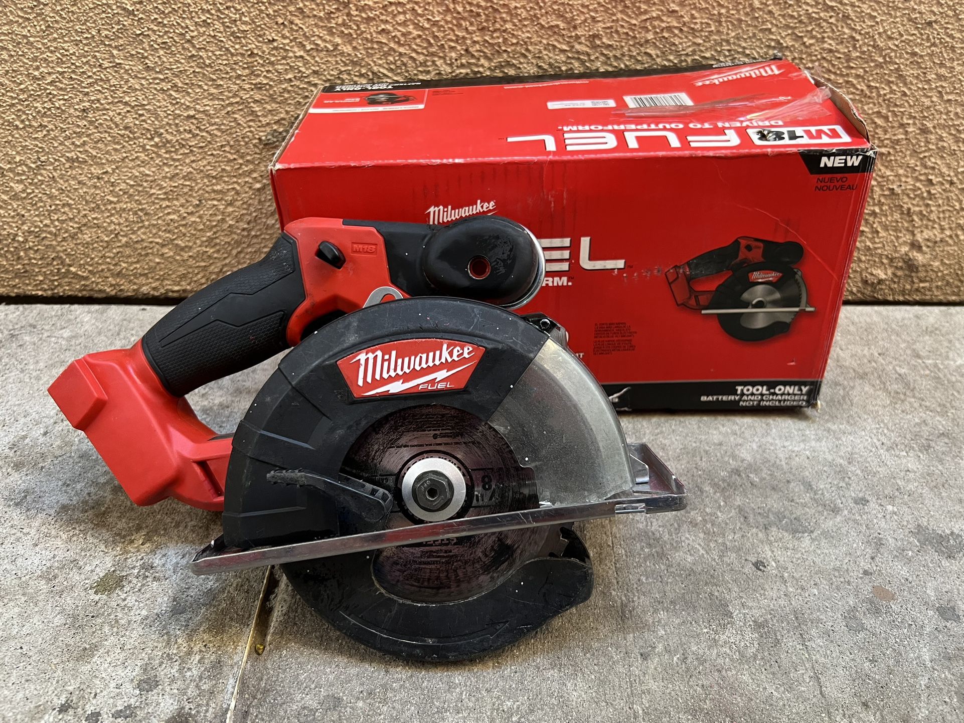 Milwaukee M18 FUEL 18V Lithium-lon Brushless Cordless Metal Cutting 5-3/8 in. Circular Saw (Tool-Only) w/ Metal Saw Blade
