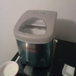 Frigidaire Ice Machine