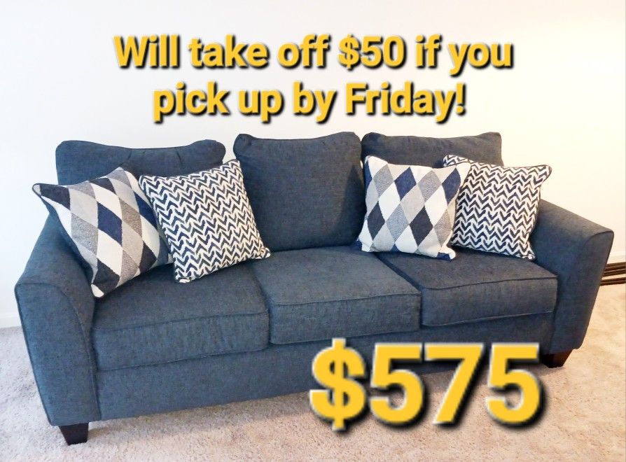 NEW beautiful couch - perfect condition FREE throw pillows