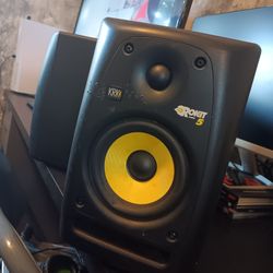 Rokit 5 Studio Moniters