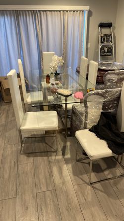 Dining room table with 6 chairs