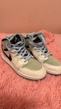 Jordan 1 mid SE