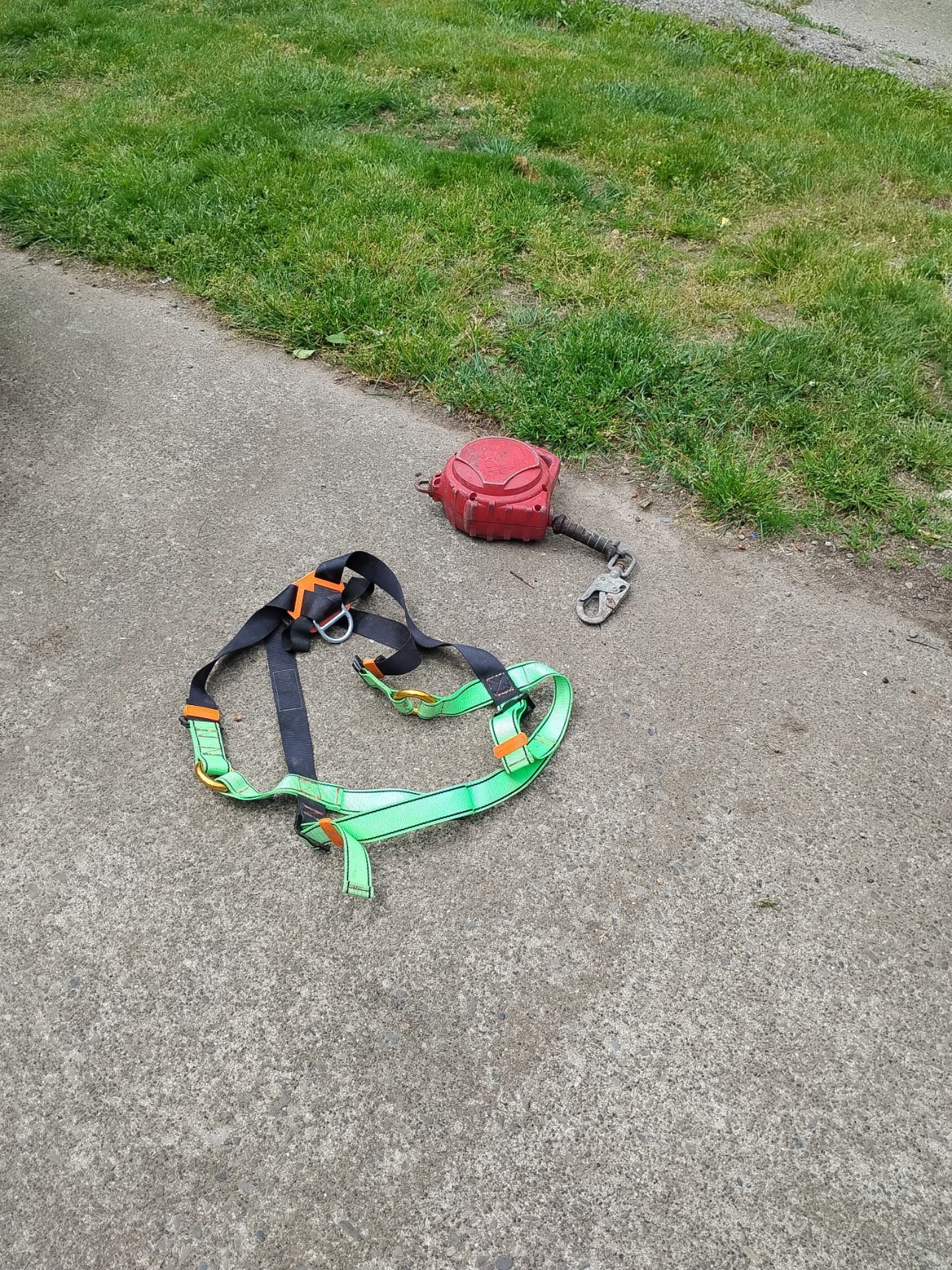 35' fall arrest retractable galvanized cable with harness 3m brand