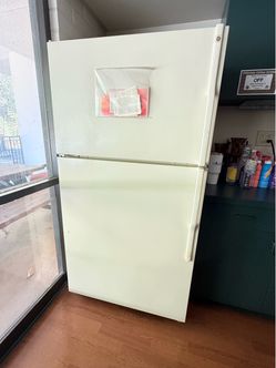GE 23.6 Cu. Ft. No-Frost Refrigerator/Freezer for Sale