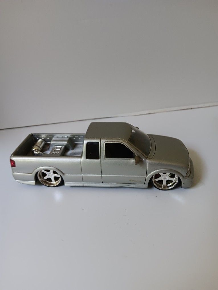 Jada Toys Die cast 2002 Chevrolet S10 Xtreme Dub City 1.24 Scale