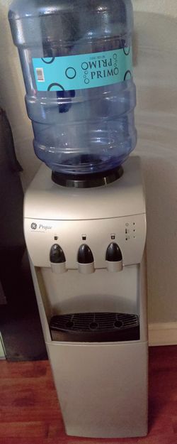 Water dispenser with small fridge