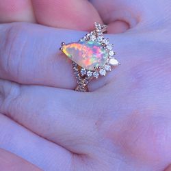 Stunning Opal/Diamond 14k Rose Gold ring 