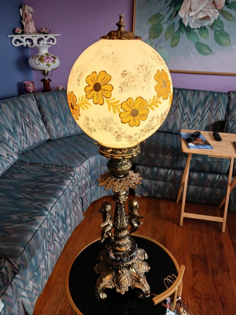  ABSOLUTELY GORGEOUS LOOKING VINTAGE  CHERUBS  LAMP WITH A MARBLE BASE  THE  GLOBE IS  GLOBE 32 INCHES TALL  SUPER  NICE 