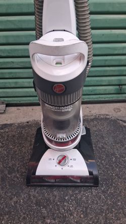 Hoover WindTunnel Cord Rewind Pet upright vacuum cleaner.