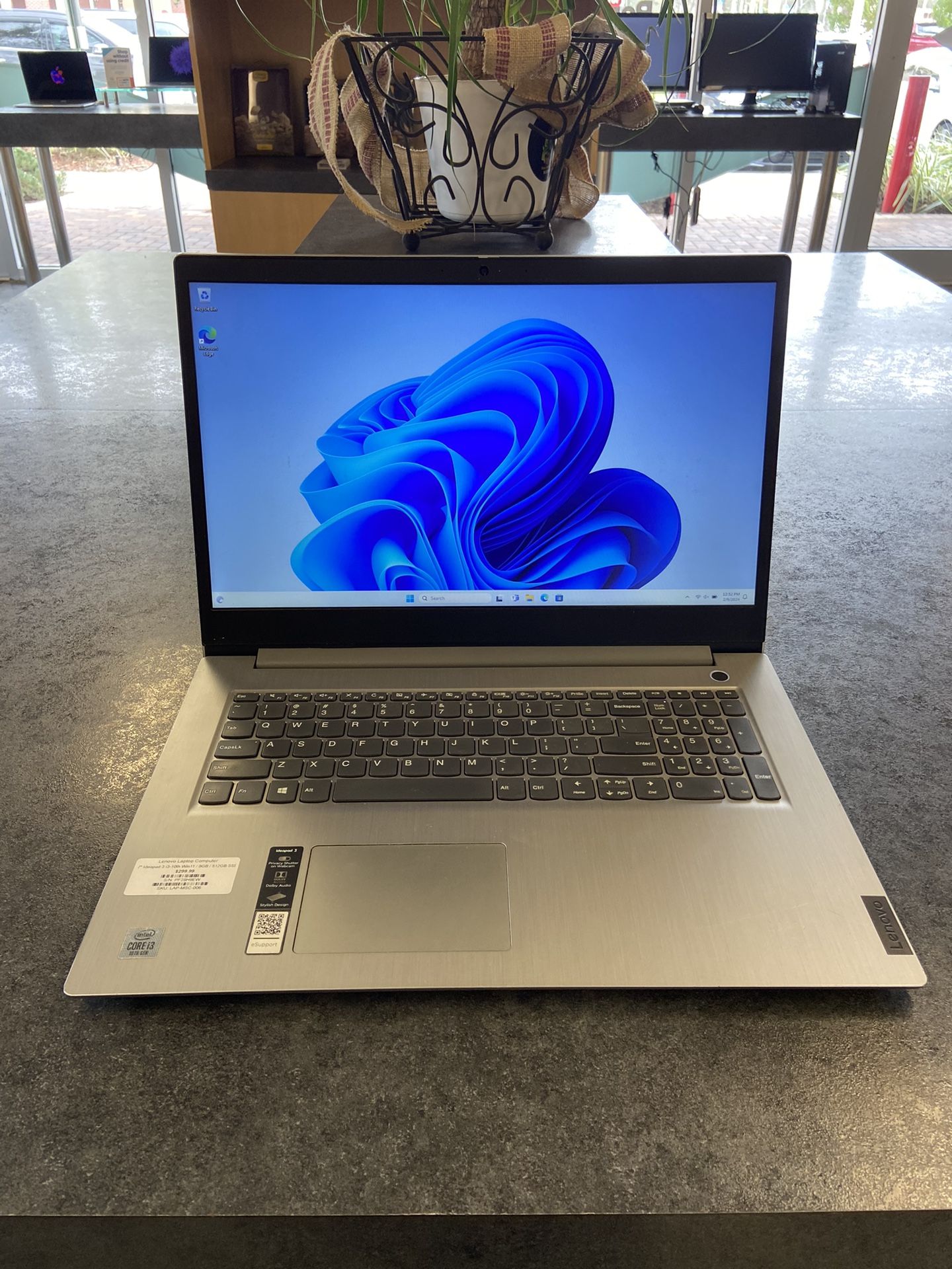 Lenovo Ideapad Laptop - i3 - Windows 11 - 8GB RAM - 512GB SSD 