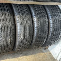 SET OF TIRE 235 65 18 MICHELIN 85% LIFE