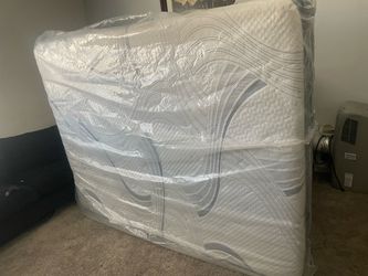 Brand new Novaform queen size memory foam mattress